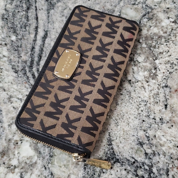 Michael Kors Handbags - Michael Kors Signature Wallet